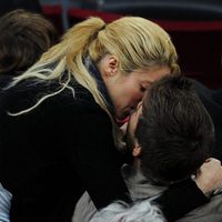 Shakira y Gerard Piqué besándose durante un partido de fútbol