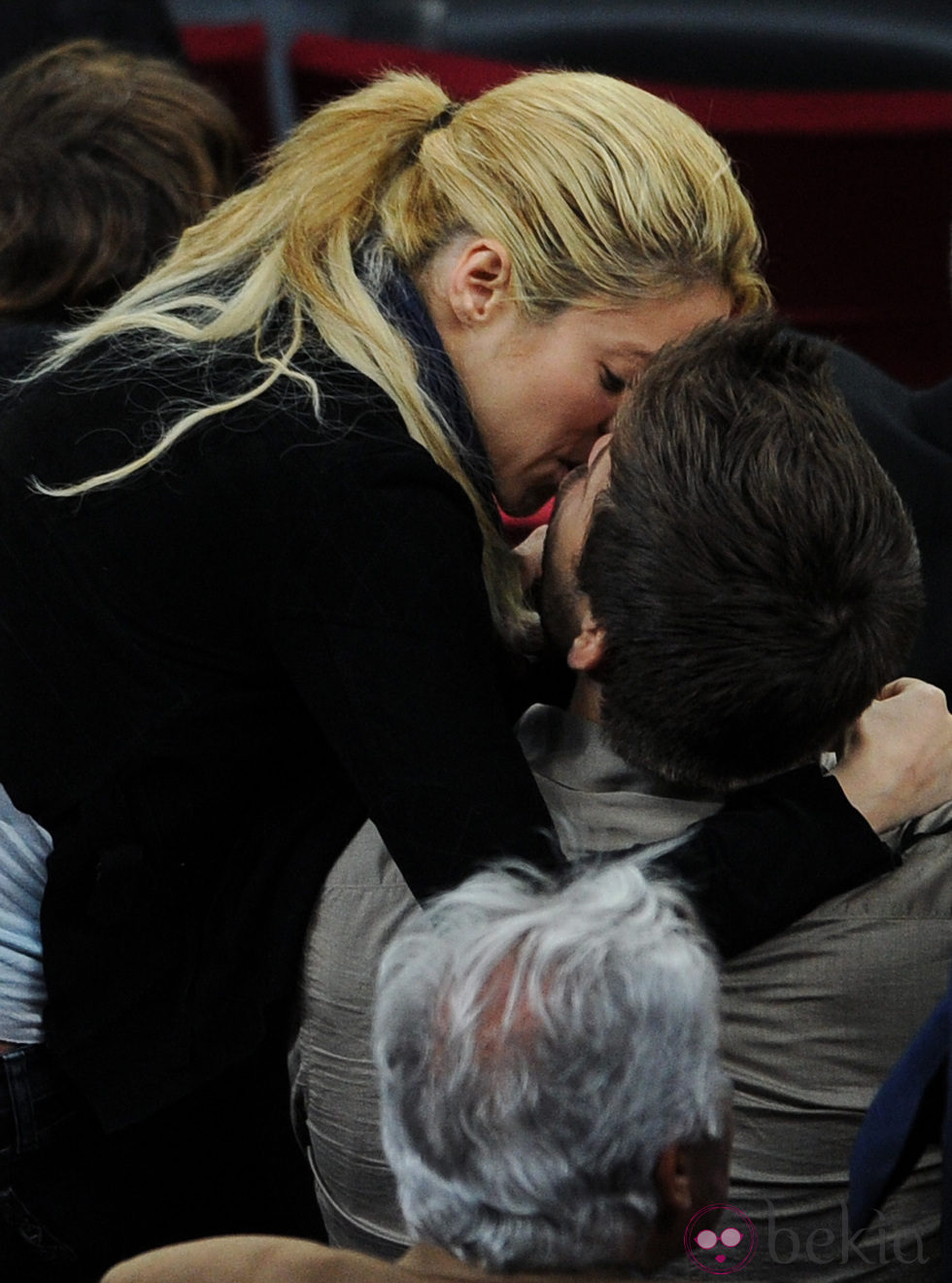 Shakira y Gerard Piqué besándose durante un partido de fútbol