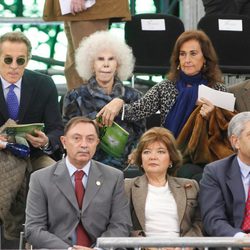 Los Duques de Alba con Curro Romero y Carmen Tello en la final de la Copa Davis