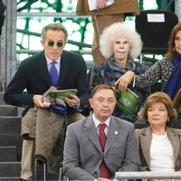 Los Duques de Alba con Curro Romero y Carmen Tello en la final de la Copa Davis