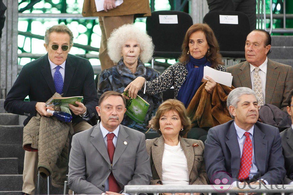 Los Duques de Alba con Curro Romero y Carmen Tello en la final de la Copa Davis