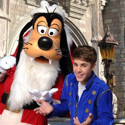 Justin Bieber junto a Goofy en Disney World Florida