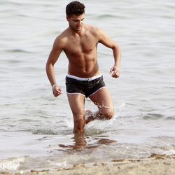 Maxi Iglesias con el torso desnudo en las playas de Ibiza