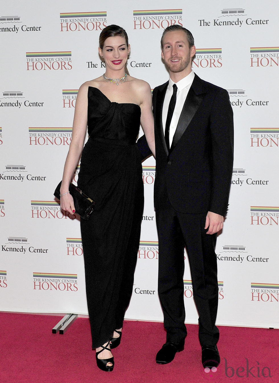 Anne Hathaway y su prometido Adam Shulman en la Gala Kennedy 2011