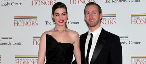 Anne Hathaway y su prometido Adam Shulman en la Gala Kennedy 2011