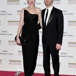 Anne Hathaway y su prometido Adam Shulman en la Gala Kennedy 2011