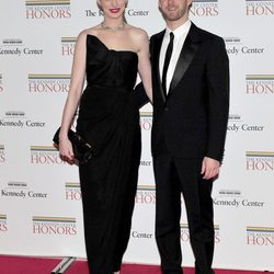 Anne Hathaway y su prometido Adam Shulman en la Gala Kennedy 2011