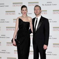 Anne Hathaway y su prometido Adam Shulman en la Gala Kennedy 2011