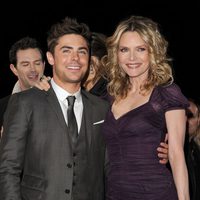 Michelle Pfeiffer y Zac Efron en el estreno de 'New Year's Eve' en Los Angeles