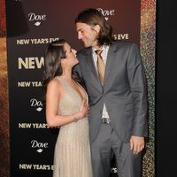 Ashton Kutcher y Lea Michele muy cómplices en el estreno de 'New Year's Eve' en Los Angeles