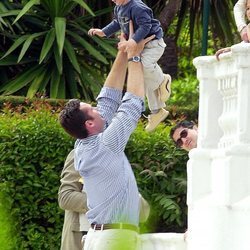 Iñaki Urdangarin jugando con su hijo Juan Urdangarin cuando era pequeño