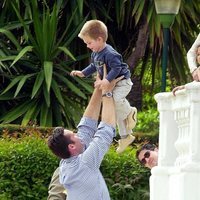 Iñaki Urdangarin jugando con su hijo Juan Urdangarin cuando era pequeño