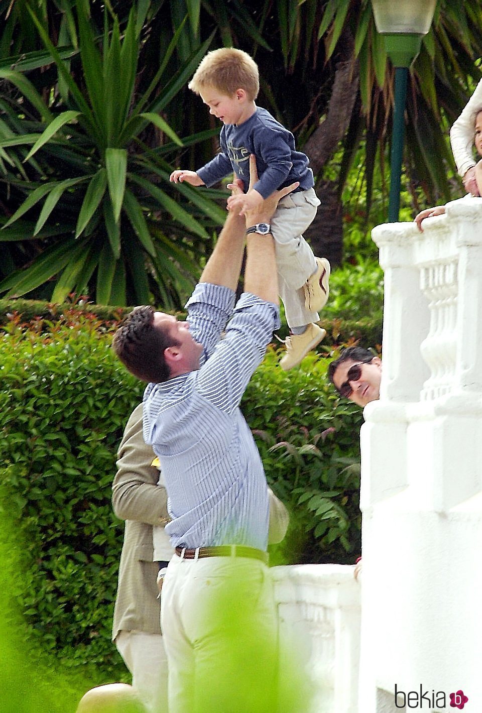 Iñaki Urdangarin jugando con su hijo Juan Urdangarin cuando era pequeño