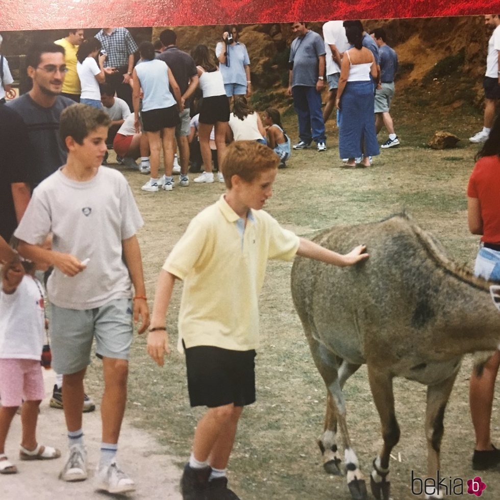 Álex y Nacho Fernández de pequeños con un animal