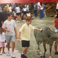 Álex y Nacho Fernández de pequeños con un animal