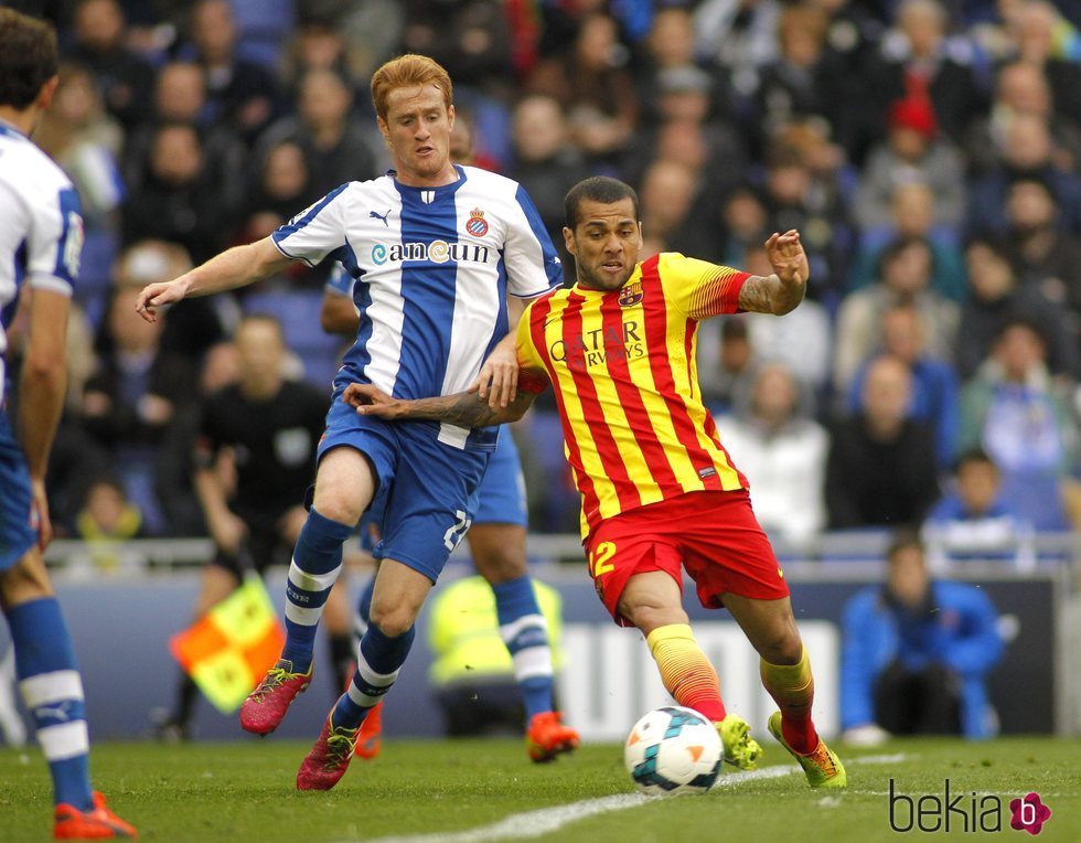 Álex Fernández jugando en el Espanyol contra Dani Alves del Barcelona