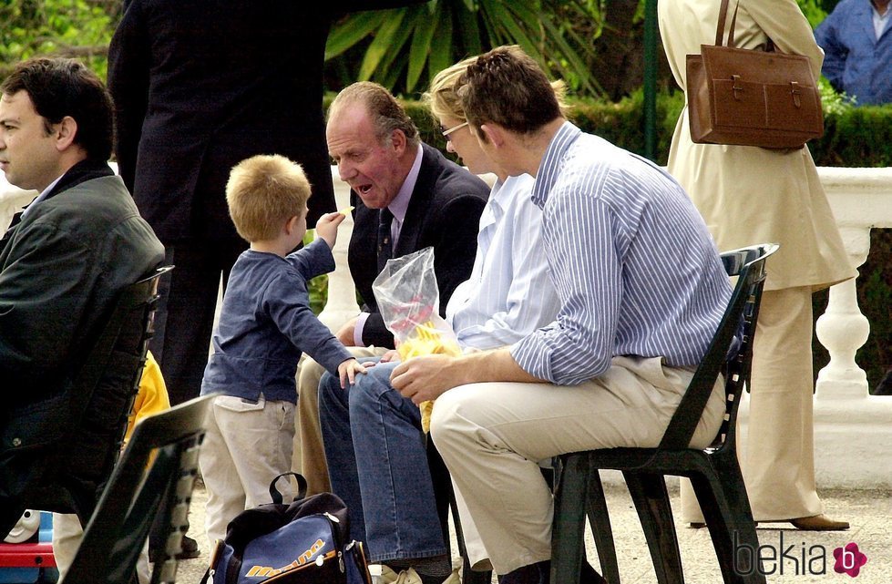 Juan Urdangarin da una patata al Rey Juan Carlos en presencia de la Infanta Cristina e Iñaki Urdangarin