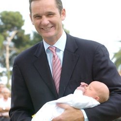 Iñaki Urdangarin con su hija Irene Urdangarin en brazos en su presentación