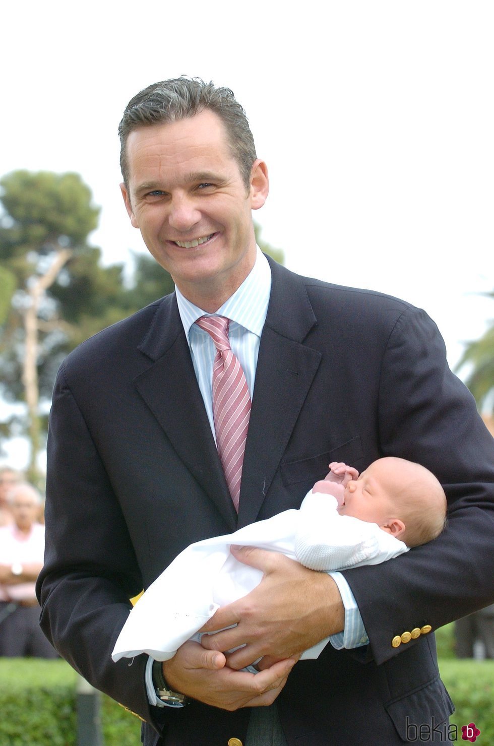 Iñaki Urdangarin con su hija Irene Urdangarin en brazos en su presentación