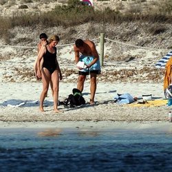 La Infanta Cristina e Iñaki Urdangarin en bañador en la playa