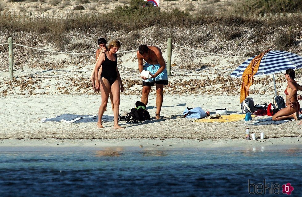 La Infanta Cristina e Iñaki Urdangarin en bañador en la playa