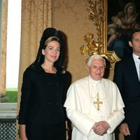 La Infanta Cristina e Iñaki Urdangarin con el Papa Benedicto XVI