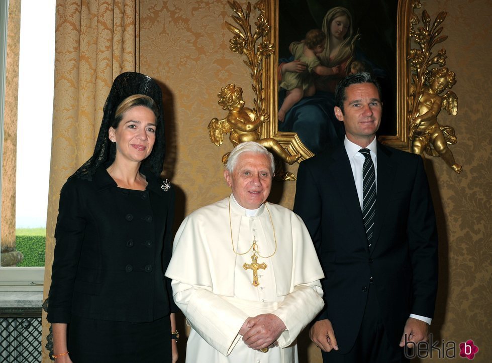 La Infanta Cristina e Iñaki Urdangarin con el Papa Benedicto XVI