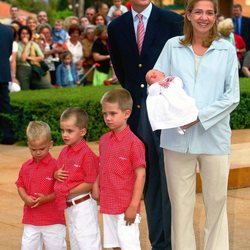 La Infanta Cristina e Iñaki Urdangarin con sus hijos en la presentación de Irene Urdangarin