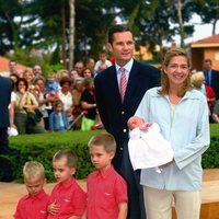 La Infanta Cristina e Iñaki Urdangarin con sus hijos en la presentación de Irene Urdangarin