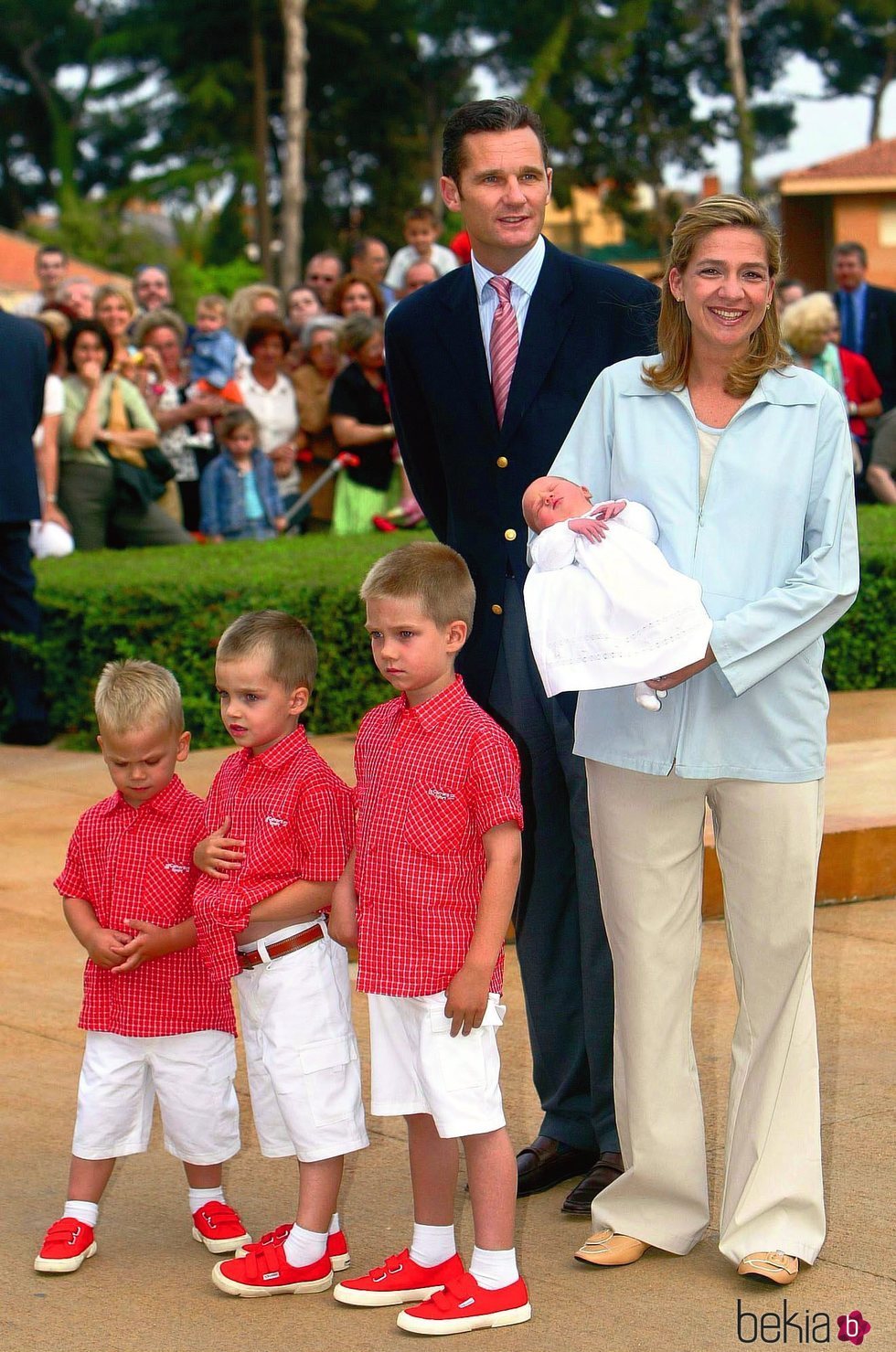 La Infanta Cristina e Iñaki Urdangarin con sus hijos en la presentación de Irene Urdangarin