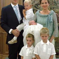 Irene Urdangarin con sus padres y hermanos en su bautizo