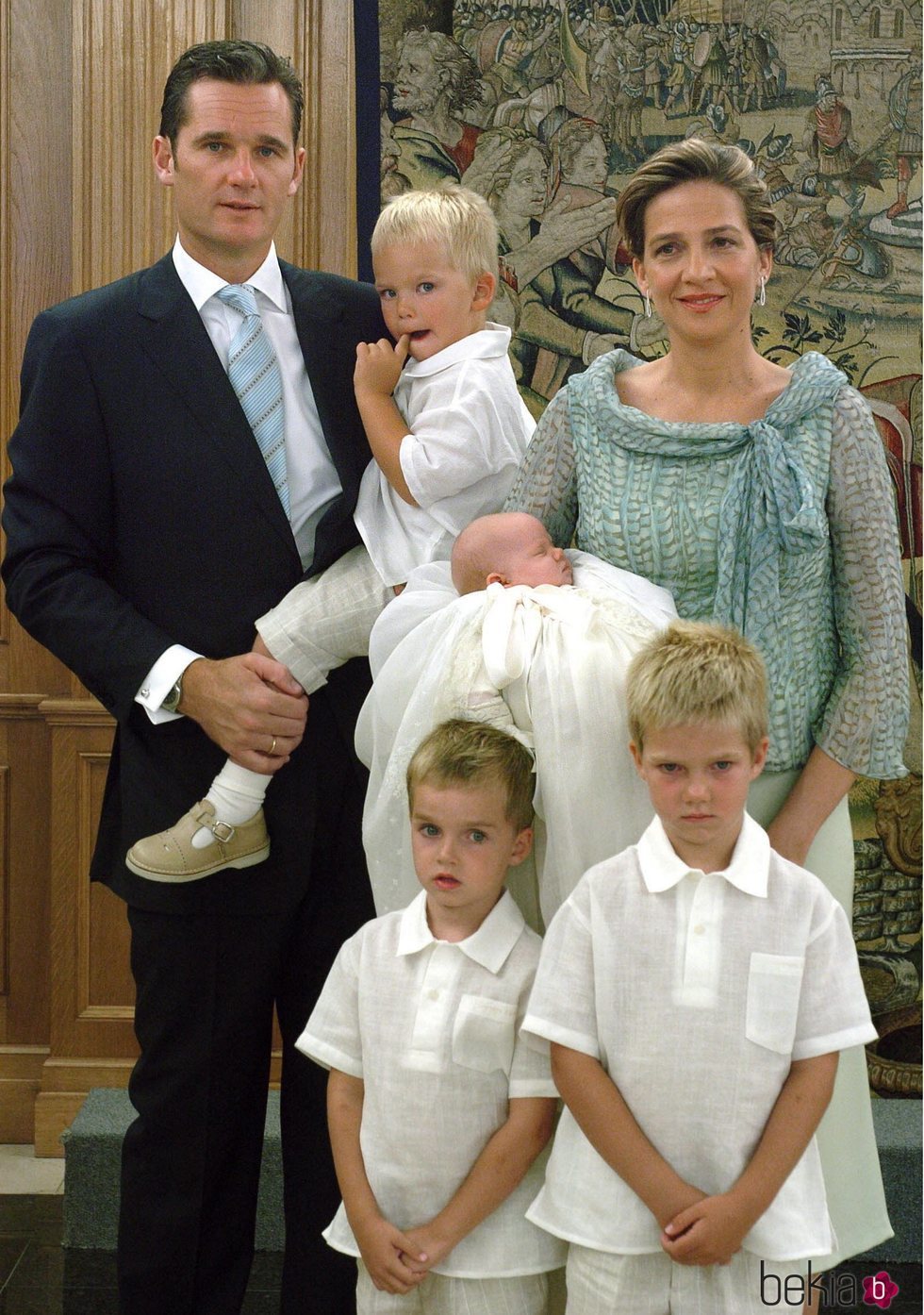 Irene Urdangarin con sus padres y hermanos en su bautizo