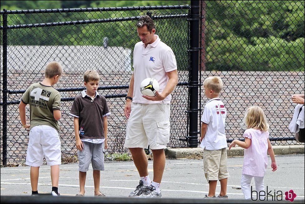 Iñaki Urdangarin jugando con sus cuatro hijos con un balón en Washington