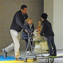 Iñaki Urdangarin haciendo la compra con sus hijos Miguel e Irene Urdangarin