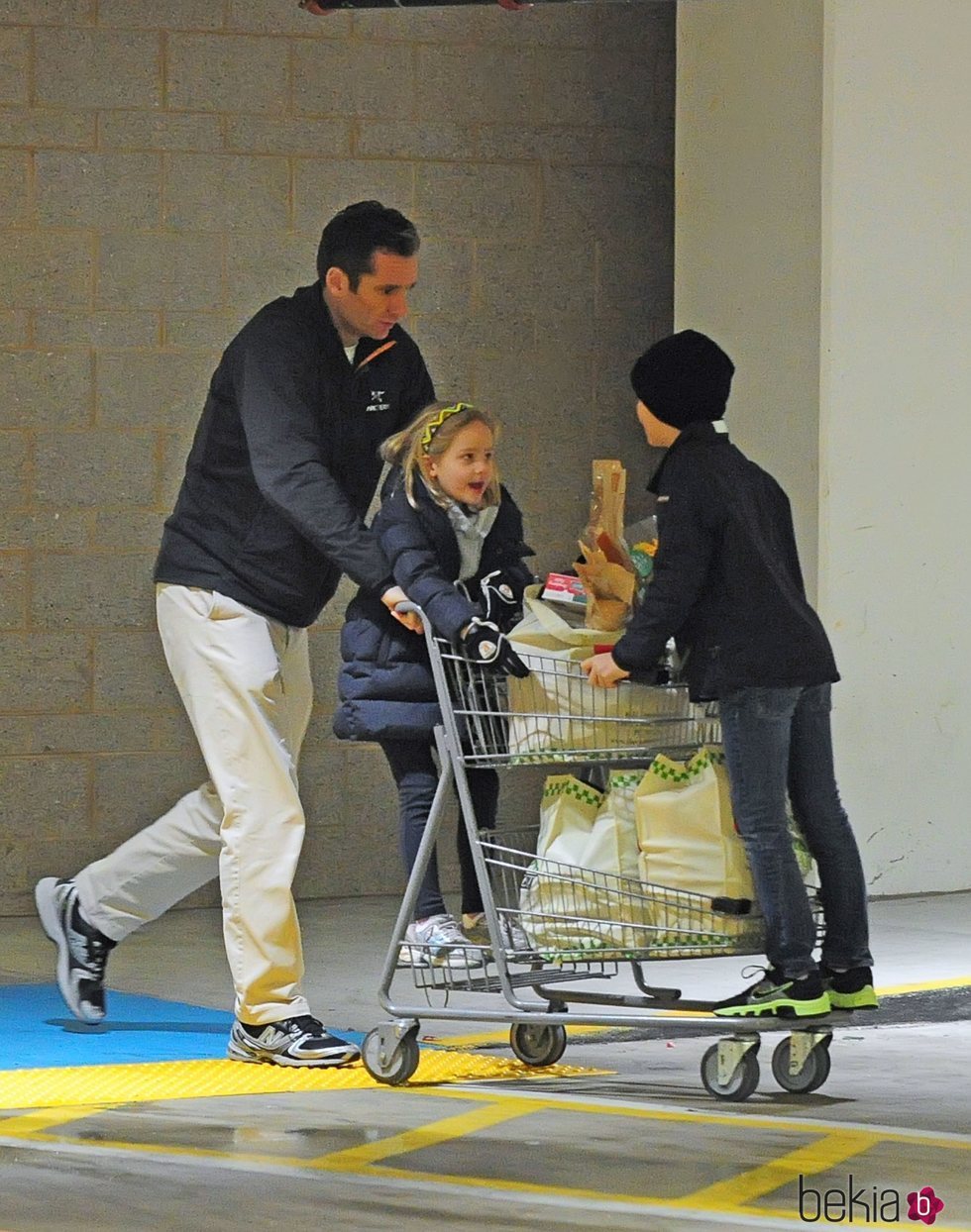 Iñaki Urdangarin haciendo la compra con sus hijos Miguel e Irene Urdangarin