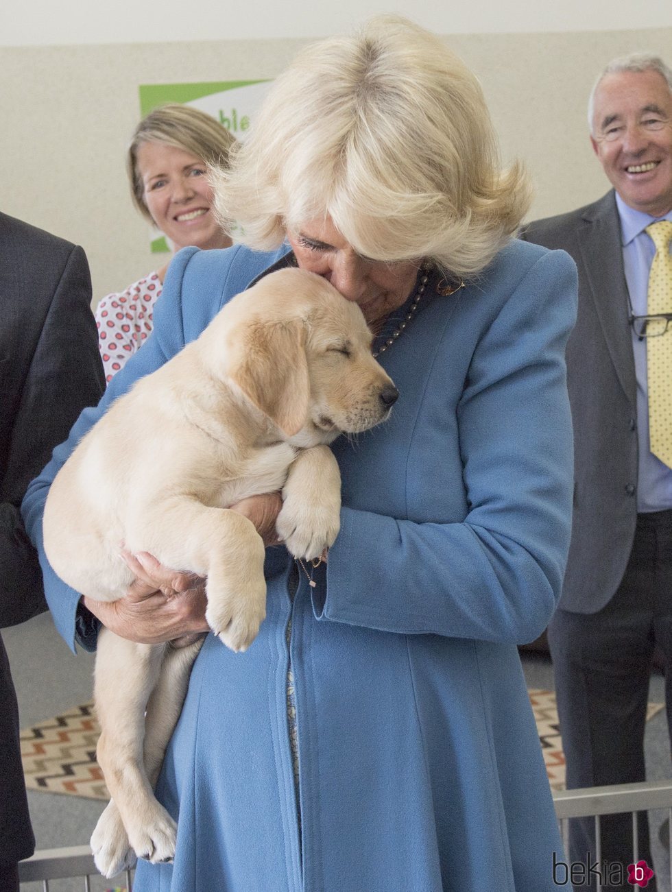 Camilla Parker con un cachorro de labrador llamado Gretel