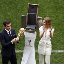 Iker Casillas y Natalia Vodianova presentando el trofeo del Mundial de Rusia 2018