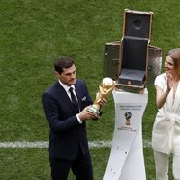 Iker Casillas y Natalia Vodianova presentando el trofeo del Mundial de Rusia 2018