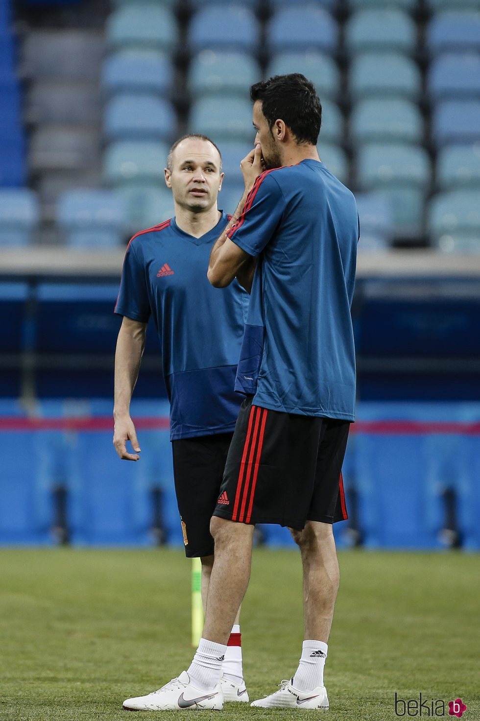 Sergio Busquets y Andrés Iniesta en el último entrenamiento de España antes de debutar en el Mundial de Rusia 2018