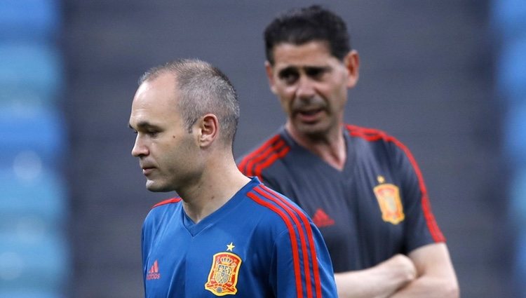 Fernando Hierro y Andrés Iniesta en el último entrenamiento de España antes de debutar en el Mundial de Rusia 2018