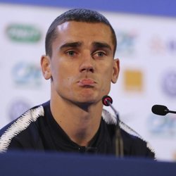 Griezmann reaccionando a una pregunta en una rueda de prensa con Francia