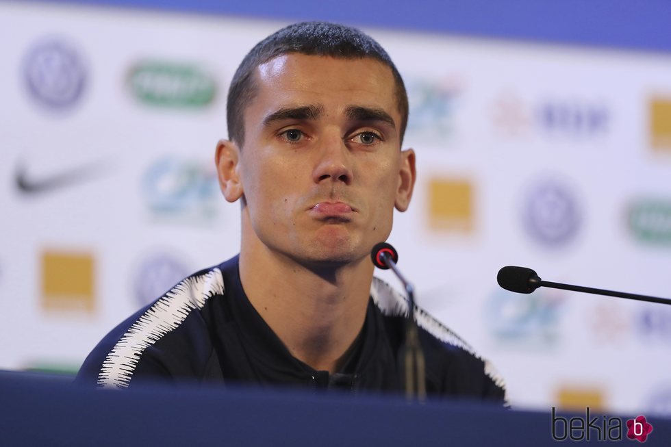 Griezmann reaccionando a una pregunta en una rueda de prensa con Francia