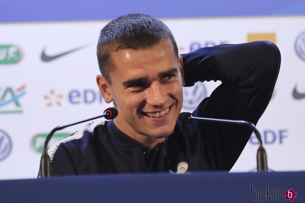 Griezmann sonriente durante una rueda de prensa con Francia