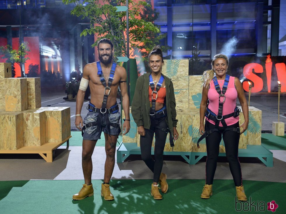 Logan, Raquel Mosquera y Sofía Suescun con los arneses de la prueba de 'Supervivientes 2018'