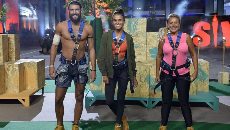 Logan, Raquel Mosquera y Sofía Suescun con los arneses de la prueba de 'Supervivientes 2018'