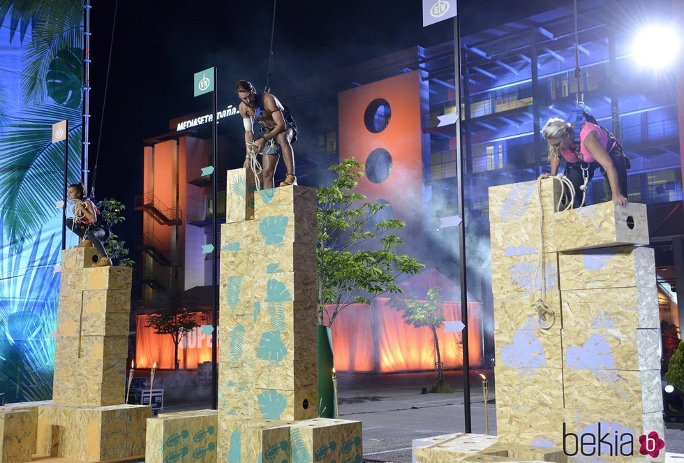 Raquel Mosquera, Logan, Sofía Suescun durante la prueba final de 'Supervivientes 2018'