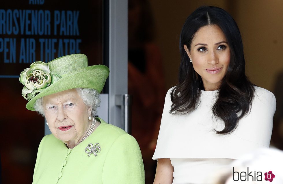 La Reina Isabel y Meghan Markle en su visita al condado de Cheshire