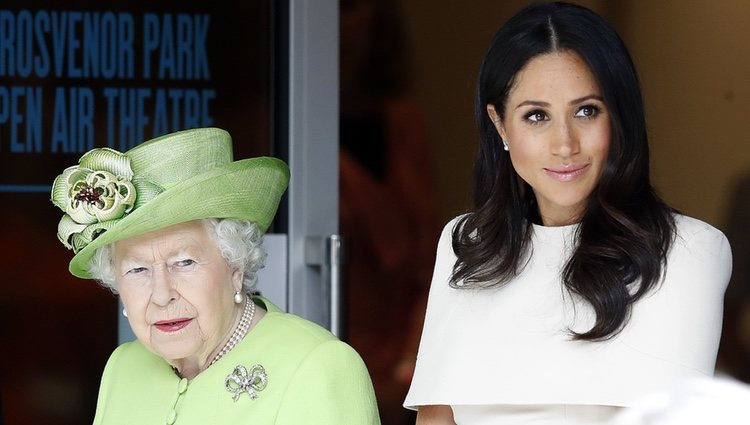 La Reina Isabel y Meghan Markle en su visita al condado de Cheshire