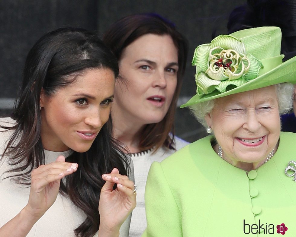 La Reina Isabel y Meghan Markle muy cómplices durante un acto en Cheshire