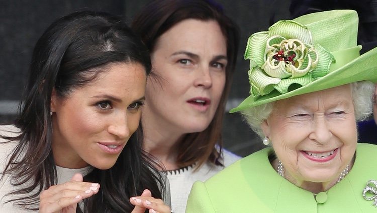 La Reina Isabel y Meghan Markle muy cómplices durante un acto en Cheshire